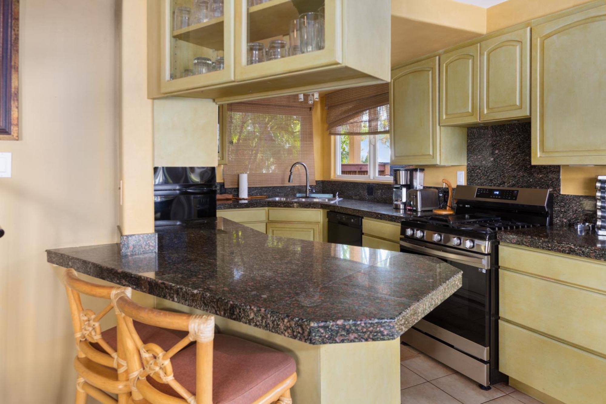 Plumeria Suite, 2-Bedrooms, Sleeps 6, Pool & Bbq, Pre-Renovation Summer Sale Kihei Buitenkant foto