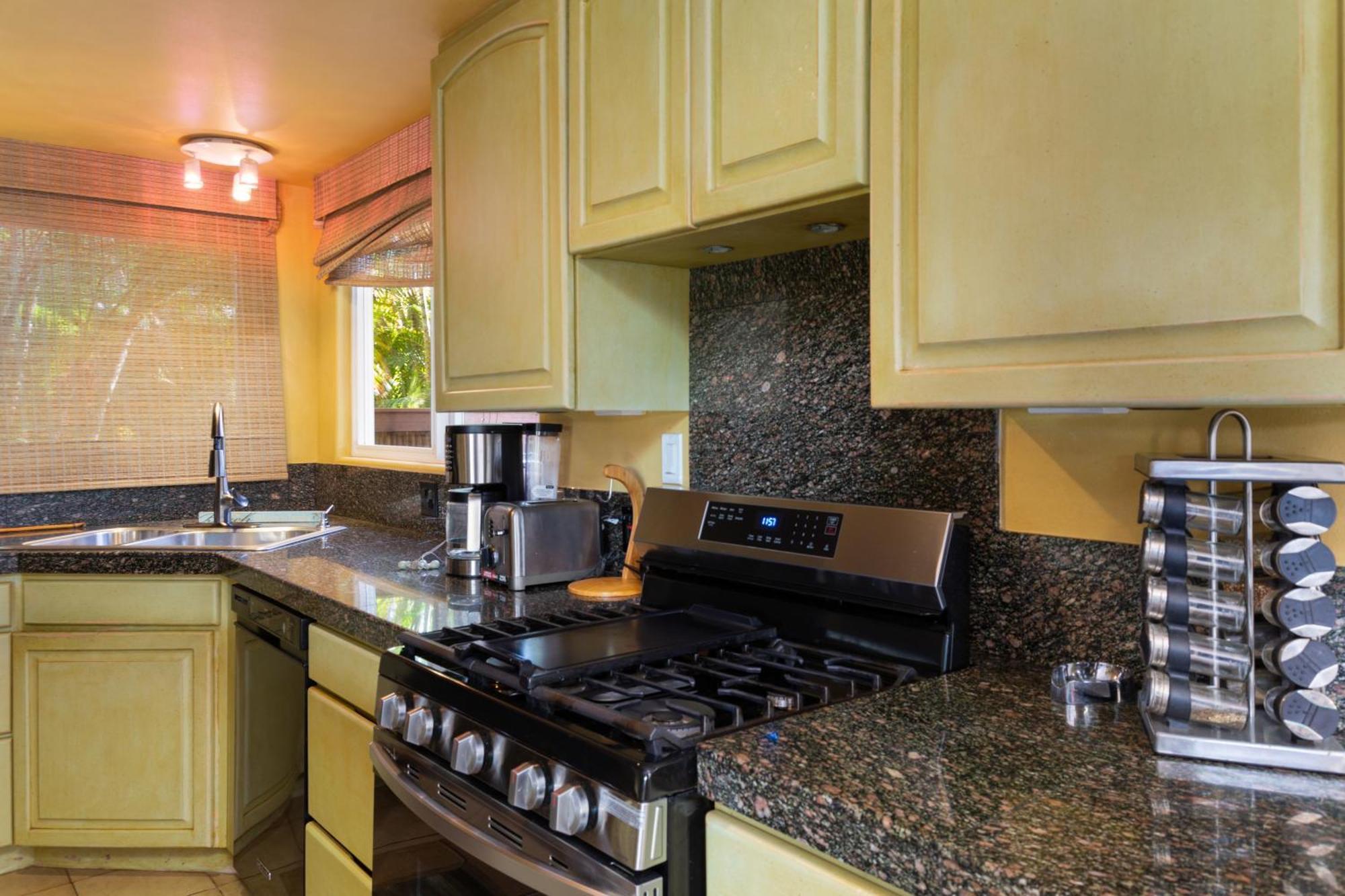 Plumeria Suite, 2-Bedrooms, Sleeps 6, Pool & Bbq, Pre-Renovation Summer Sale Kihei Buitenkant foto