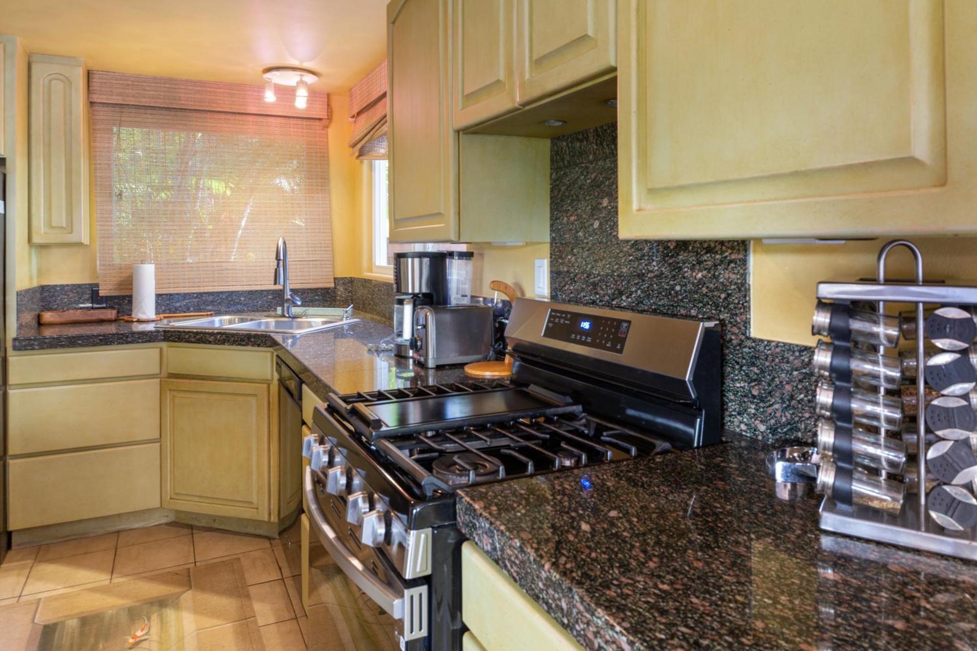 Plumeria Suite, 2-Bedrooms, Sleeps 6, Pool & Bbq, Pre-Renovation Summer Sale Kihei Buitenkant foto