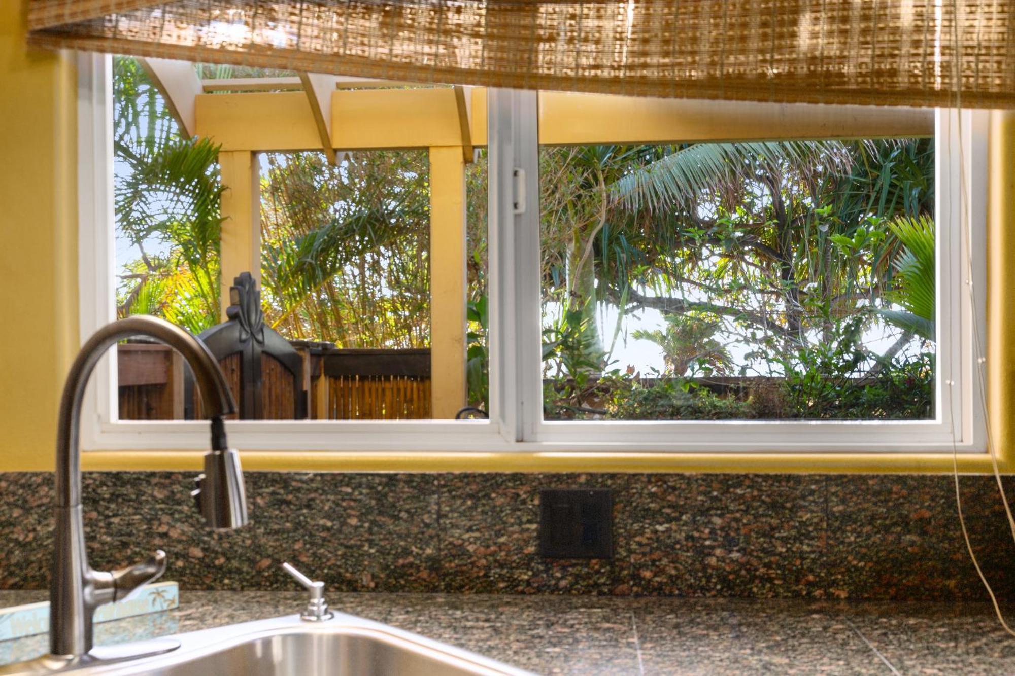 Plumeria Suite, 2-Bedrooms, Sleeps 6, Pool & Bbq, Pre-Renovation Summer Sale Kihei Buitenkant foto